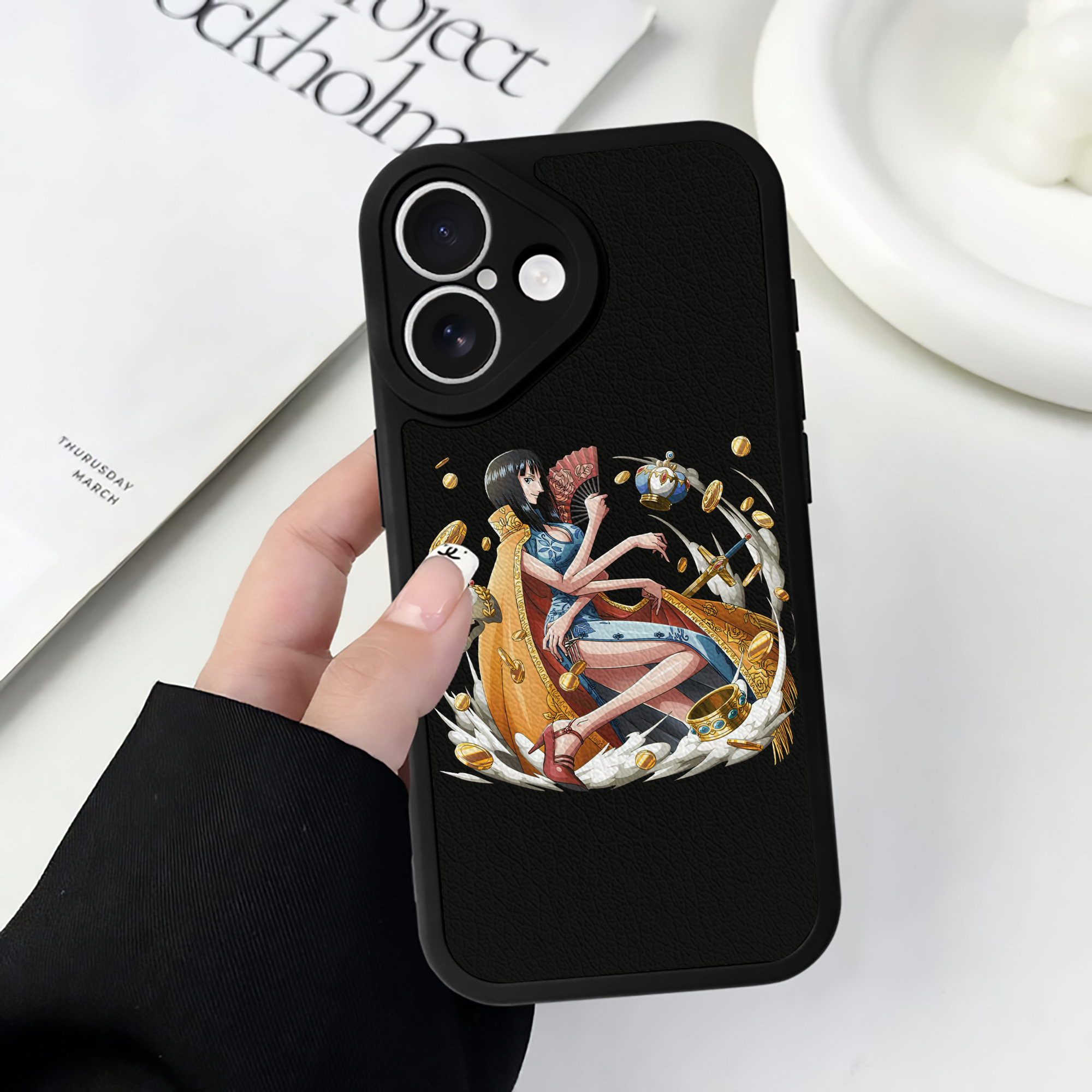 （画像用） ワンピース ニコ・ロビン ONE PIECE Nico Robin 【iPhone 16シリーズ対応】シリコンスマホケース（レザー調） 材質：シリコン